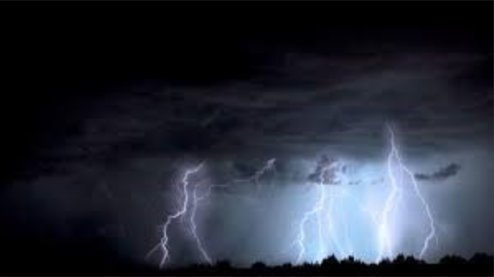   Durante una tormenta eléctrica, la seguridad es prioridad. Sigue estas recomendaciones clave para protegerte dentro y fuera de casa